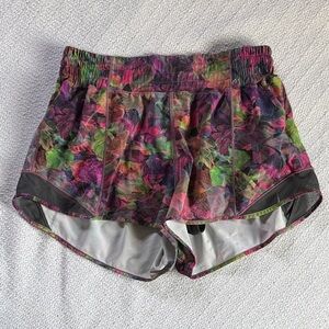 Lululemon shorty hot high rise lined 2.5” vivid floral